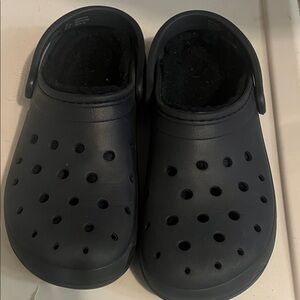 Kids fuzzy navy blue Clogs